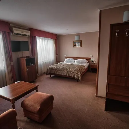 Hotel Uzhgorod מלון 3*