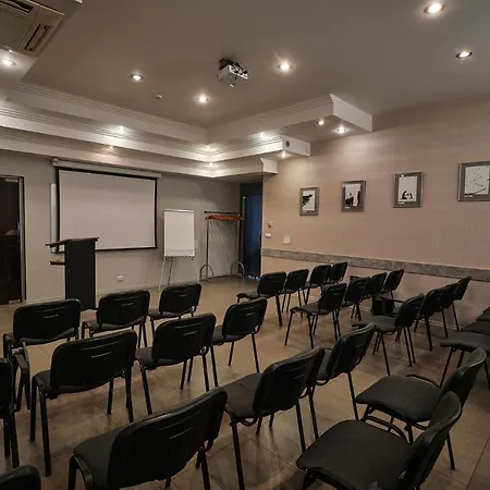 Hotel Uzhgorod 3* אוזהורוד