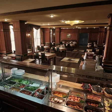 Hotel Uzhgorod 3* אוזהורוד